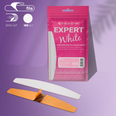 Pacote rosa com lixas para unhas brancas e embalagem castanha aberta sobre fundo lilás