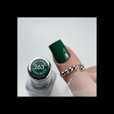 Verniz de unhas verde escuro número 263 da marca Hermani Beauty com unha pintada e anel prateado