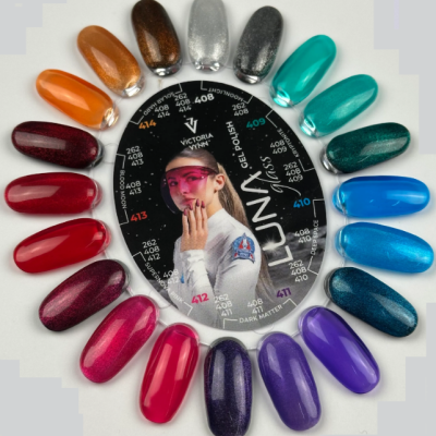 Paleta circular com vernizes de unhas multicoloridos e cartaz central da marca