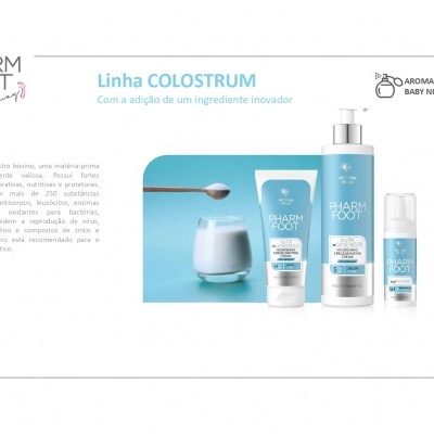 Produtos da linha COLUSTRUM Pharm Foot com embalagens azul e branca sobre fundo azul claro