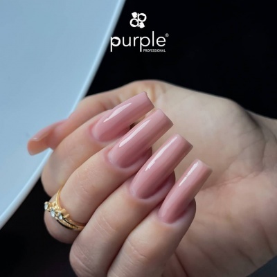 Unhas quadradas compridas rosa nude com anel dourado e logótipo Purple