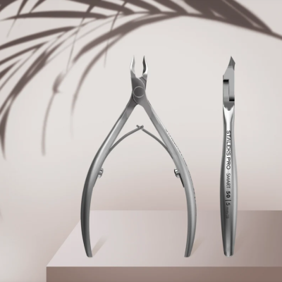 Conjunto de alicate e pinça de metal prateado para unhas com texto Staleks Pro