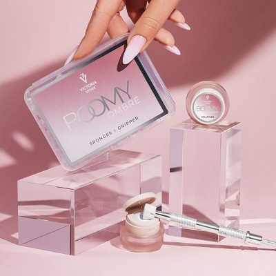 Produtos de manicure Boomy Ombre sobre pedestal transparente em fundo rosa