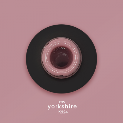 Donut rosa com cobertura num prato preto sobre fundo rosa