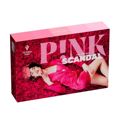 Caixa rosa e vermelha de verniz gel para unhas com mulher vestida de rosa