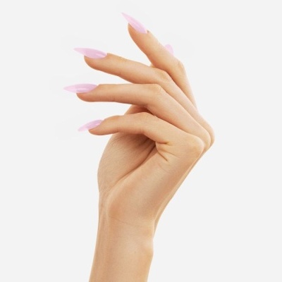 Mão feminina com unhas rosa claro em fundo branco