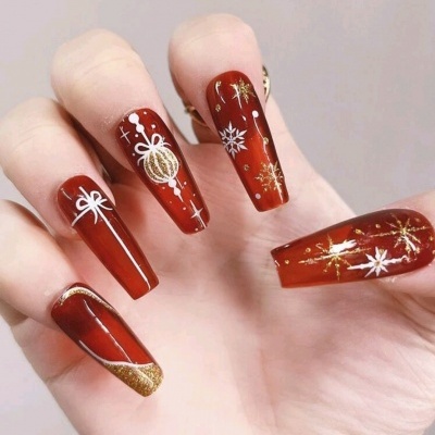 Unhas castanho avermelhadas com decoração dourada e branca natalícia