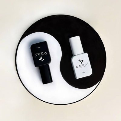 Frascos de verniz para unhas preto e branco em prato yin-yang.