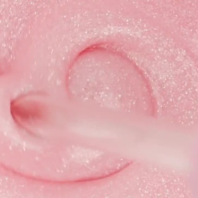 Textura cremosa rosa com brilhos e ferramenta a fazer círculos