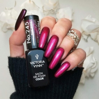 Verniz em gel preto com unhas rosa metálico brilhante