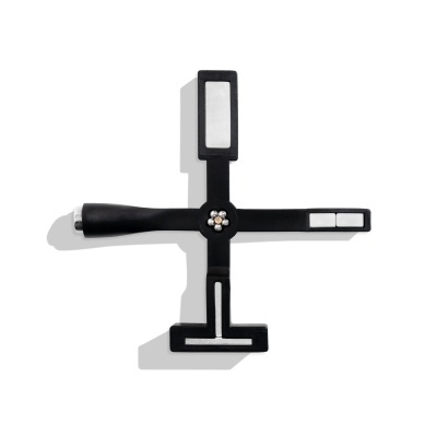 Ferramenta preta em forma de cruz com inserções brancas