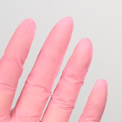 Dedos com luvas de borracha rosa