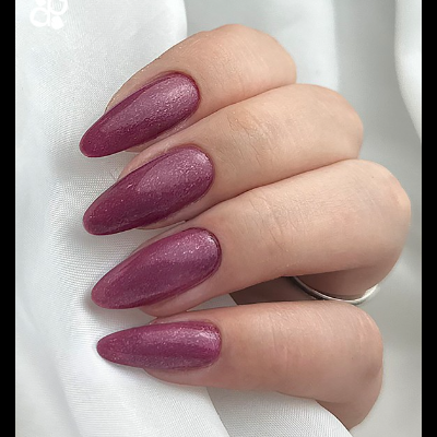 Mão com unhas almendradas pintadas de rosa escuro brilhante segurando tecido branco