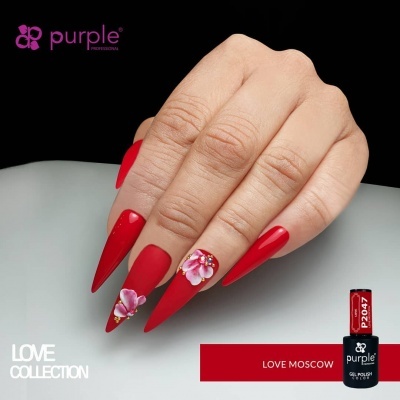 Mão com unhas vermelhas e florais com verniz de gel Purple Professional