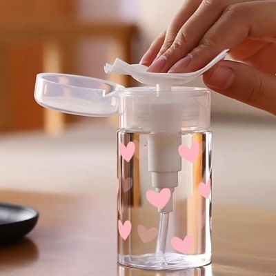 frasco transparente com corações cor-de-rosa e dispenser branco
