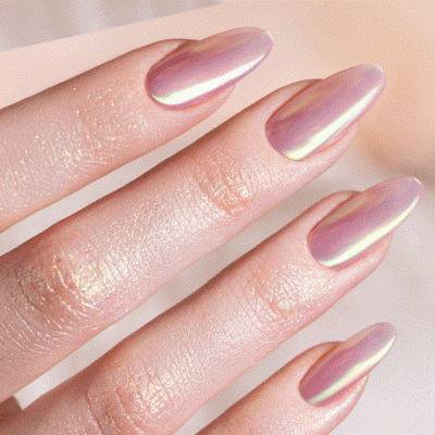 Mão feminina com unhas longas pintadas de verniz metálico rosa espelhado