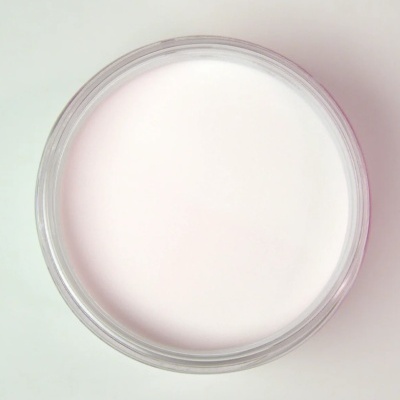 Frasco transparente com creme branco de cima