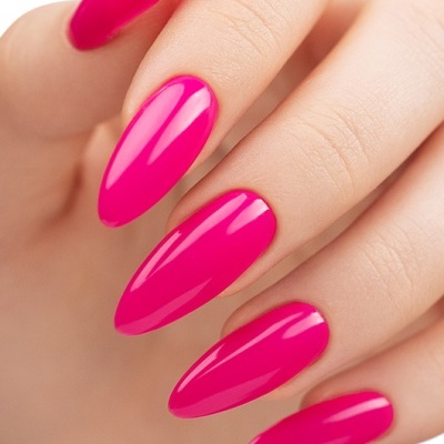 Unha artificial rosa vibrante com acabamento brilhante em mão com pele clara