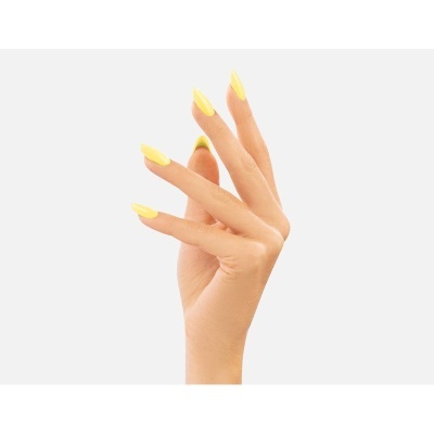 Mão feminina com unhas amarelas alongadas em fundo branco.