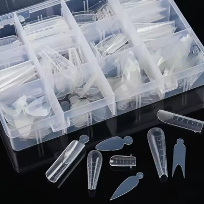 Conjunto de moldes transparentes para unhas em caixa com divisórias.