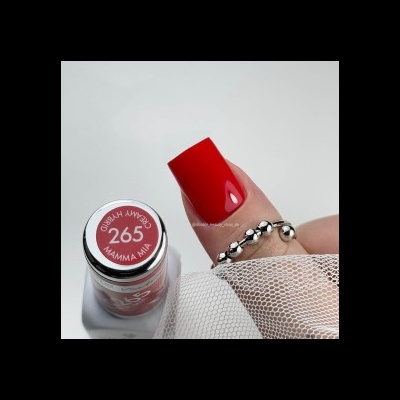 Unha vermelha brilhante com anéis prateados e frasco de verniz com tampa rotulada 265 MAMMA MIA