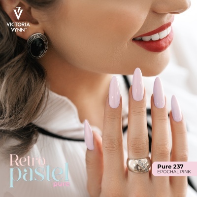 Unhas pintadas de rosa pastel com brinco preto e lábios vermelhos, texto VICTORIA VYNN e Retro pastel pure