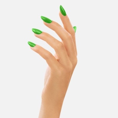 Mão feminina com unhas verdes em fundo branco