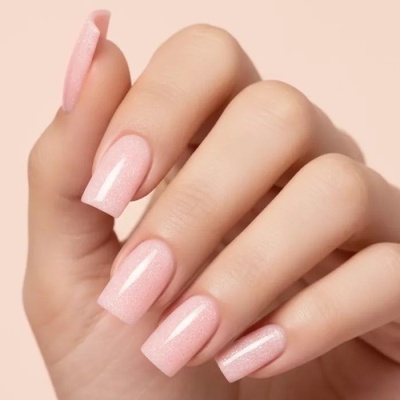 Unhas compridas quadradas com verniz rosa claro brilhante