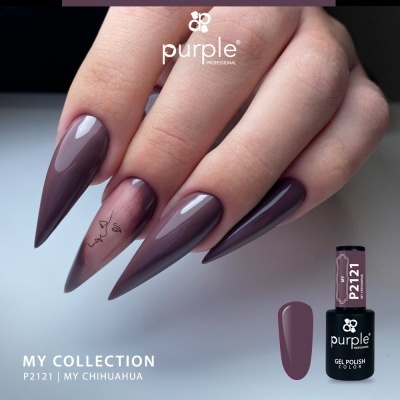 Unhas pintadas com verniz gel roxo brilhante com desenho de rosto numa unha e frasco de verniz gel Purple P2121 ao lado.