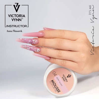 Frasco de produto VICTORIA VYNN MOUSSE 04 com unha decorada cor rosa e prata