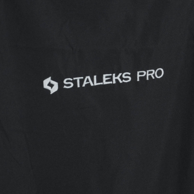 Tecido preto com logotipo e texto 'STALEKS PRO' bordados em branco.