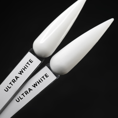 Amostras de unhas falsas brancas etiquetadas com ULTRA WHITE