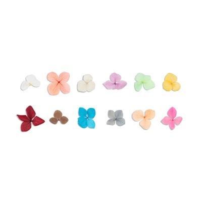 Flores artificiais pequenas multicoloridas com três pétalas cada em fundo branco.