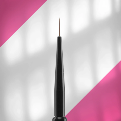 Pincel de precisão com cabo preto e ponta fina sobre fundo branco e rosa