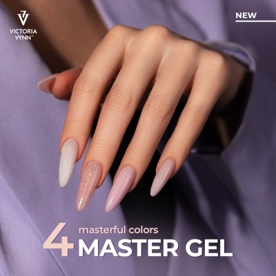 Mão feminina com unhas pintadas em quatro tons diferentes de gel, fundo lilás