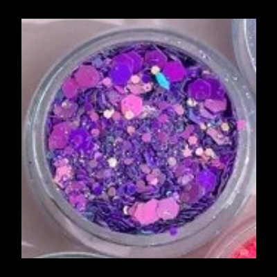 Frasco com purpurina roxa em várias formas e tamanhos