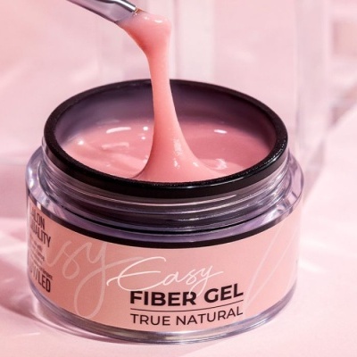 Frasco de gel de fibra rosa claro Easy Fiber Gel True Natural com tampa preta.