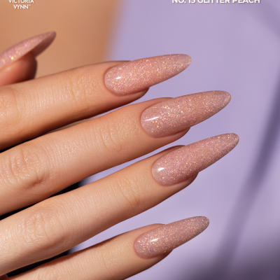 Unhas com verniz em gel glitter peach da Victoria Vynn em fundo lilás