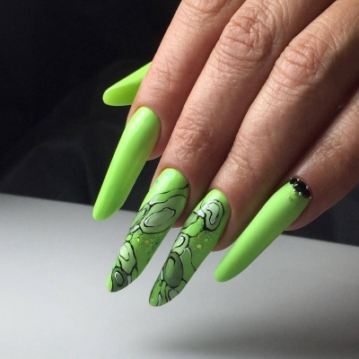 Unhas artificiais verdes fluorescentes com padrões abstratos e pedras pretas
