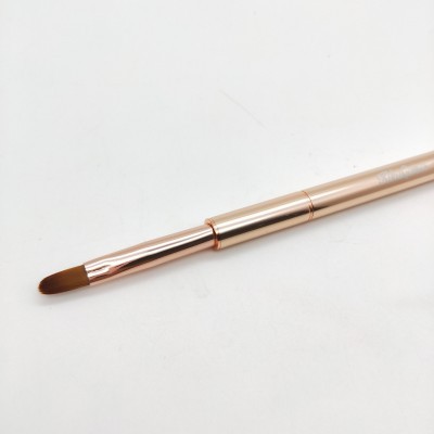 Pincel de maquilhagem de cabo cor de ouro rosa com cerdas pequenas arredondadas