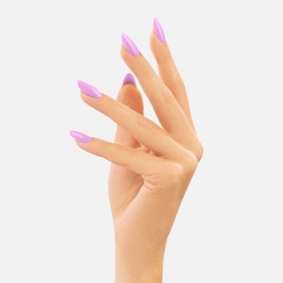Mão feminina com unhas pintadas de rosa lilás