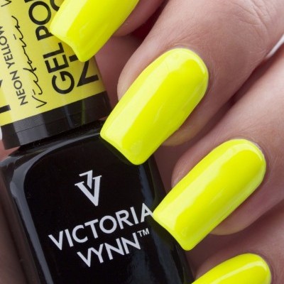 Frasco de verniz em gel de unhas amarelo néon da Victoria Vynn com unhas pintadas correspondentes