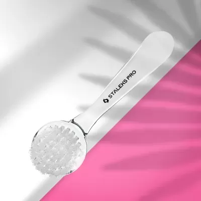 Escova facial Staleks Pro branca com cerdas em fundo branco e rosa