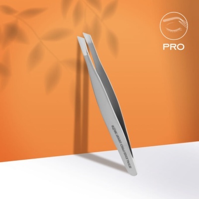 Pinça de metal cinzenta com ponta inclinada sobre fundo laranja com texto PRO e ícone