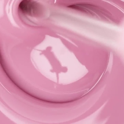 textura rosa cremosa sendo mexida com pincel de maquilhagem