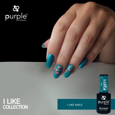 Unhas pintadas com verniz gel azul esverdeado Purple Professional P2071 com decoração brilhante.