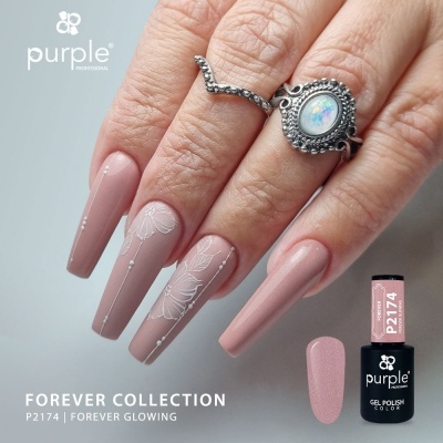 Unhas com esmalte rosa claro e desenhos florais brancos ao lado de frasco de esmalte Purple P2174