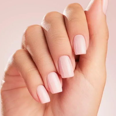 Unhas compridas esmaltadas rosa claro com brilho
