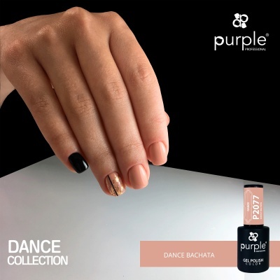 Mão com unhas pintadas e frasco de verniz gel Purple Dance Bachata