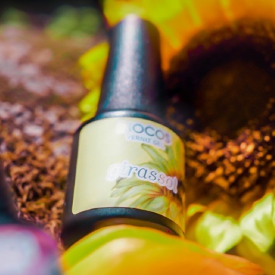 Frasco de verniz gel amarelo com etiqueta girassol